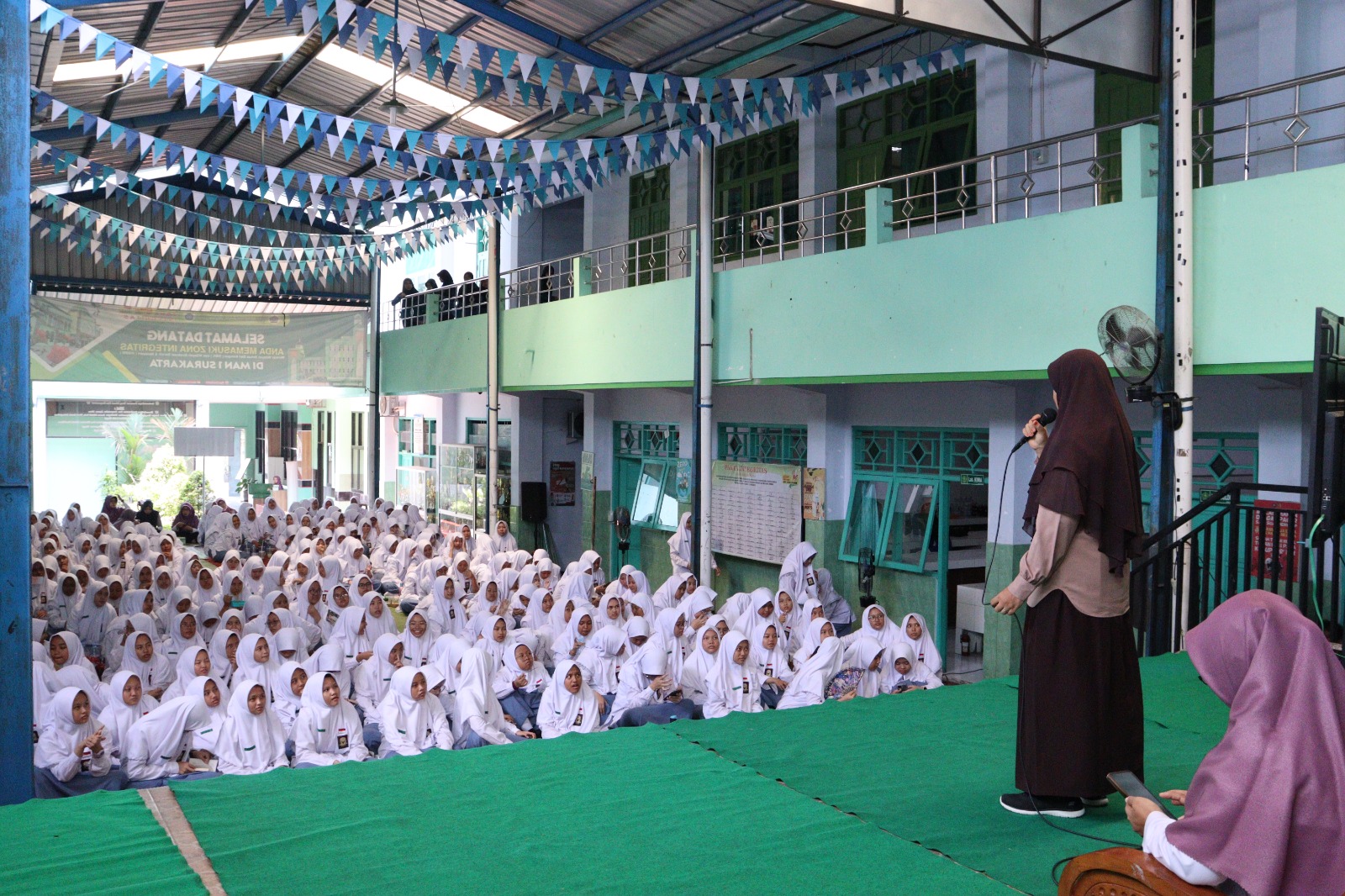 Seminar Kesehatan Remaja: Pentingnya Pola Hidup Sehat